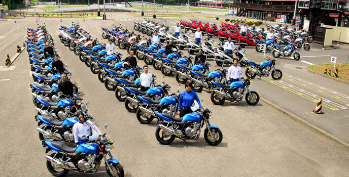 二輪免許 バイク免許 の取得方法 条件 費用のまとめ 合宿免許わかば スマホサイト